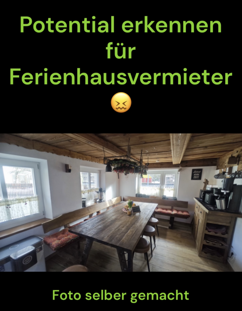 Weitwinkel-Handyaufnahme eines langen Holz-Esstischs im Ferienhaus mit harten Schatten und überbelichteten Fenstern. Text-Overlay: Potential erkennen für Ferienhausvermieter mit leidendem Emoji, Foto selber gemacht.