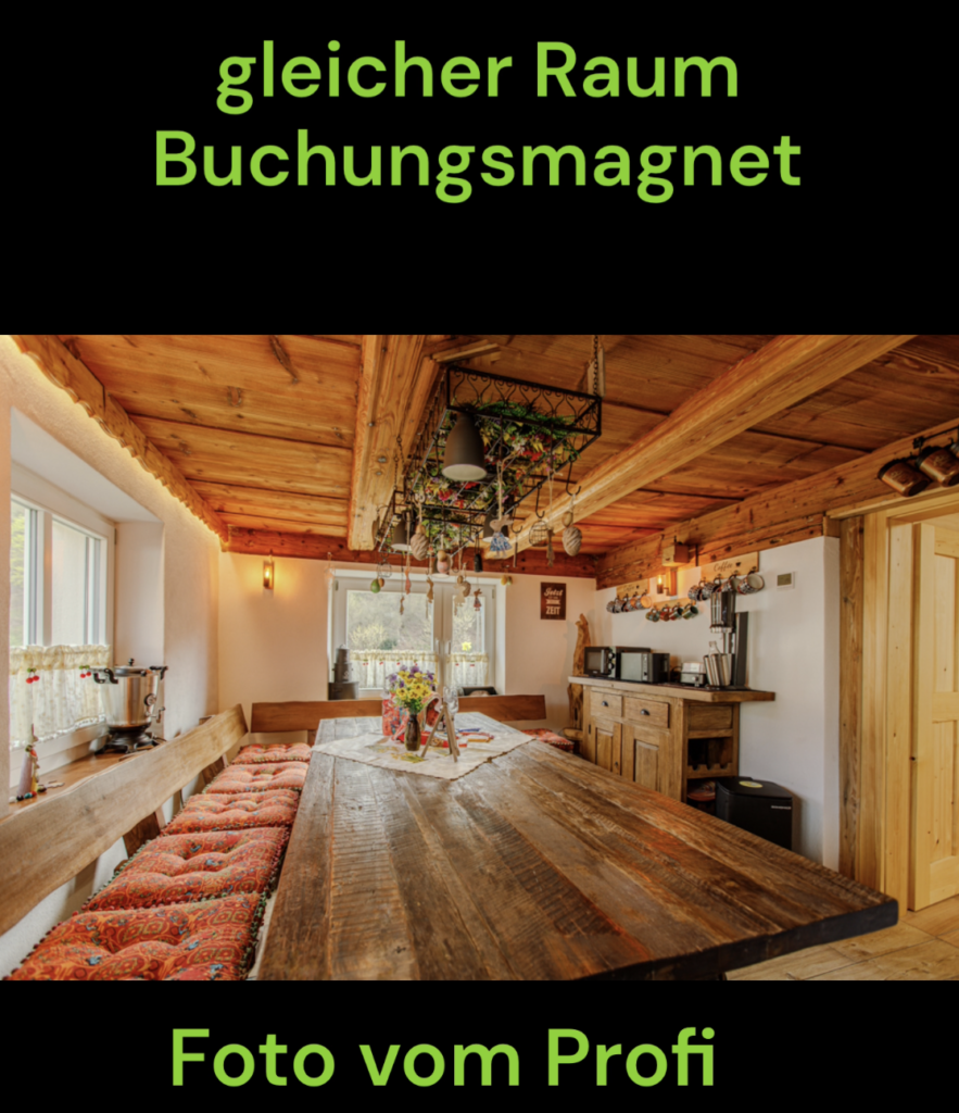Professionelles HDR-Foto eines gemütlichen Ferienhaus-Wohnzimmers mit rustikaler Holzdecke und großer roter Eckcouch. Text-Overlay: gleicher Raum - Buchungsmagnet, Foto vom Profi.