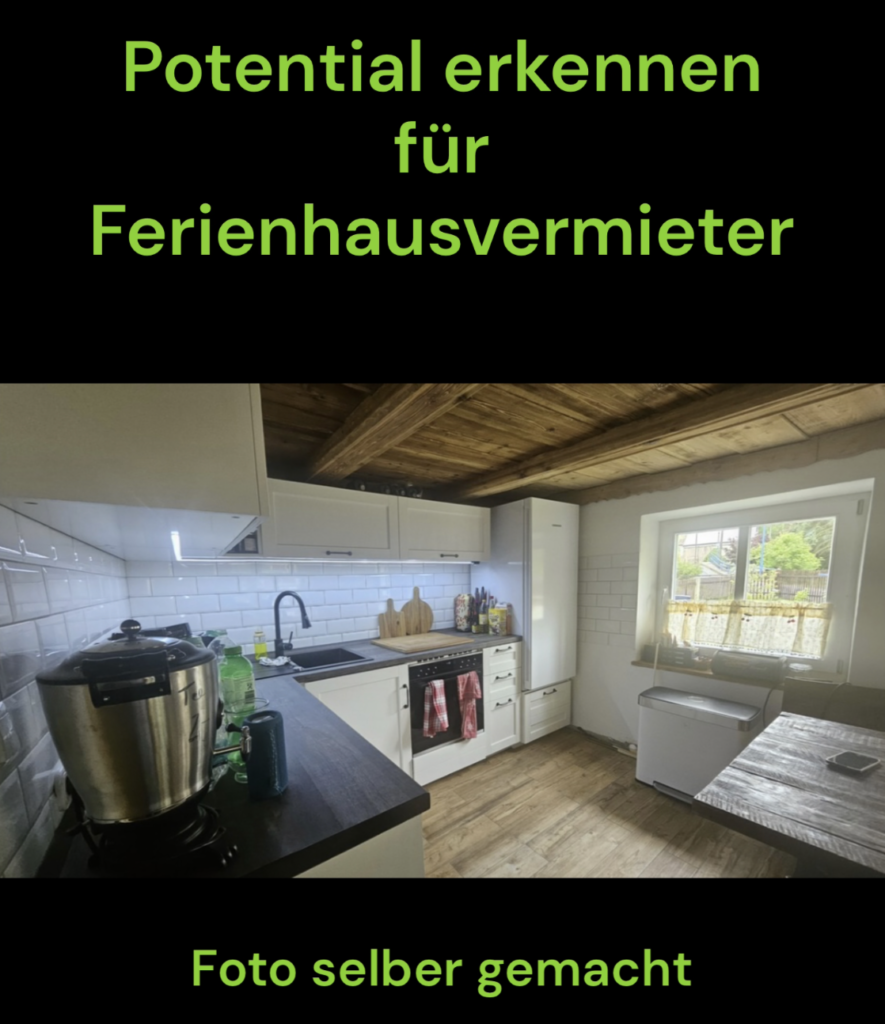 Unvorteilhaftes Weitwinkel-Handyfoto der Küche mit stürzenden Linien und unruhiger Belichtung. Text-Overlay: Potential erkennen für Ferienhausvermieter, Foto selber gemacht.