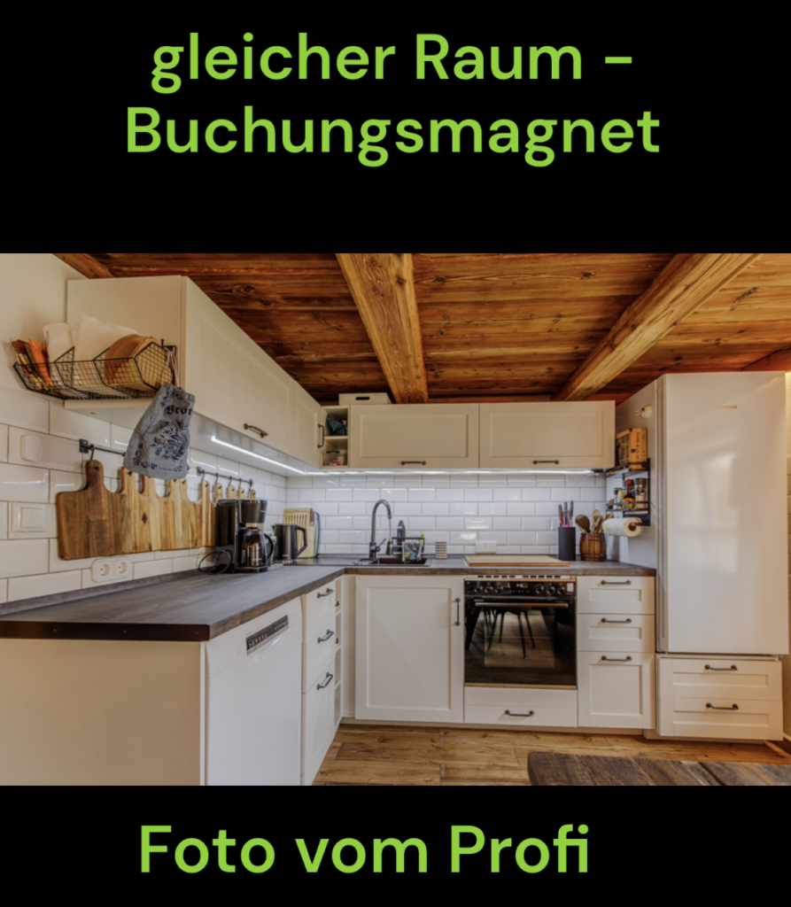 Hell ausgeleuchtete, weiße Landhausküche im Ferienhaus mit historischen Holzbalken an der Decke. Text-Overlay: gleicher Raum - Buchungsmagnet, Foto vom Profi.