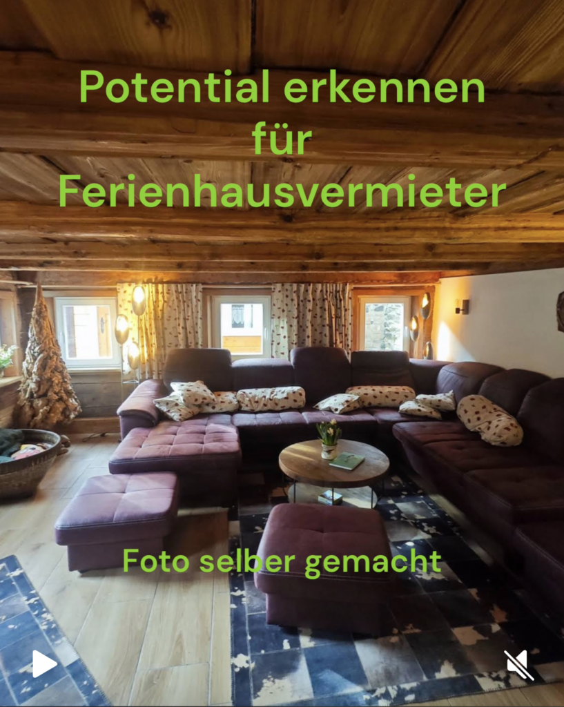 Dunkles Smartphone-Foto desselben Ferienhaus-Wohnzimmers mit Gegenlicht aus den Fenstern. Text-Overlay: Potential erkennen für Ferienhausvermieter, Foto selber gemacht.
