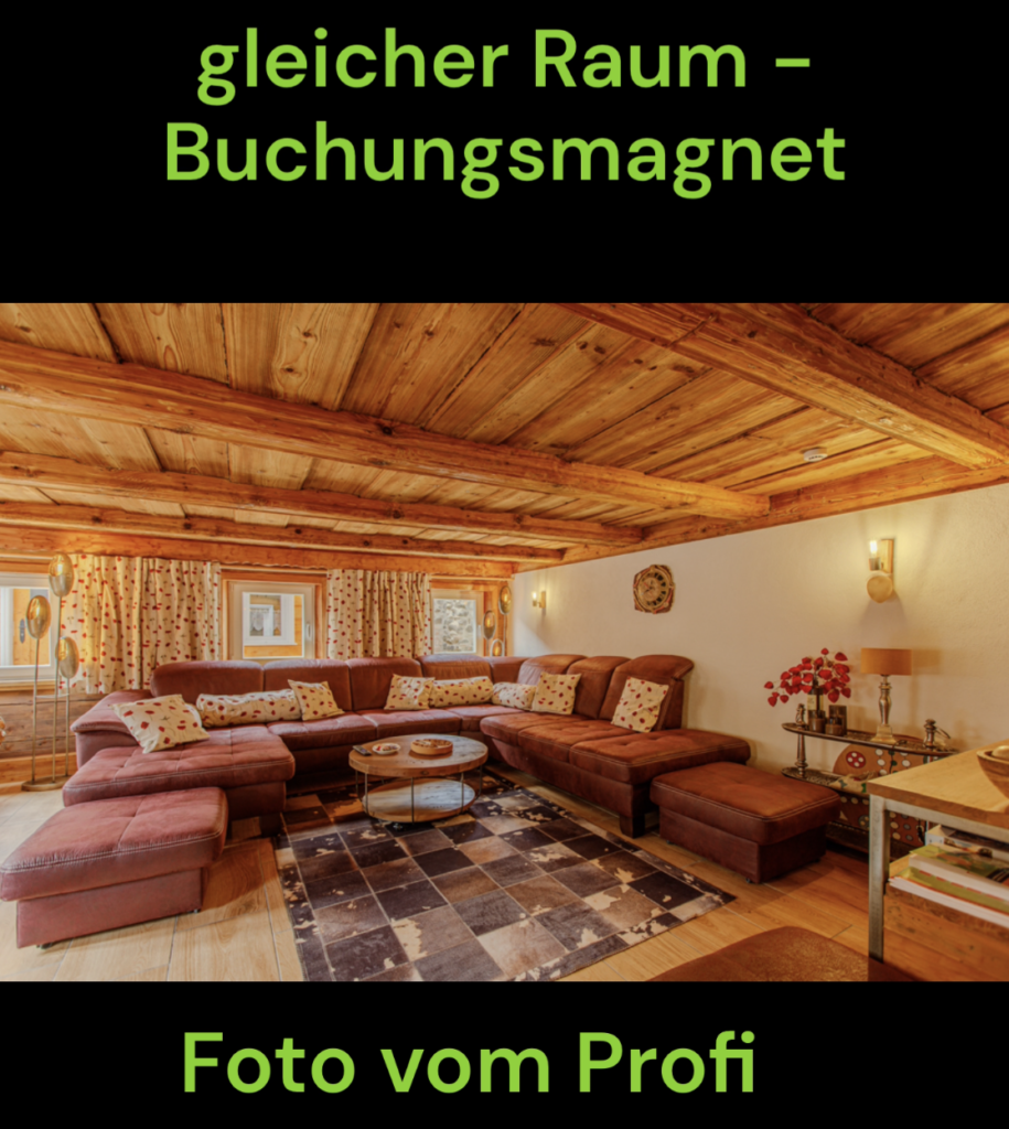 Professionelles HDR-Foto eines gemütlichen Ferienhaus-Wohnzimmers mit rustikaler Holzdecke und großer roter Eckcouch. Text-Overlay: gleicher Raum - Buchungsmagnet, Foto vom Profi.