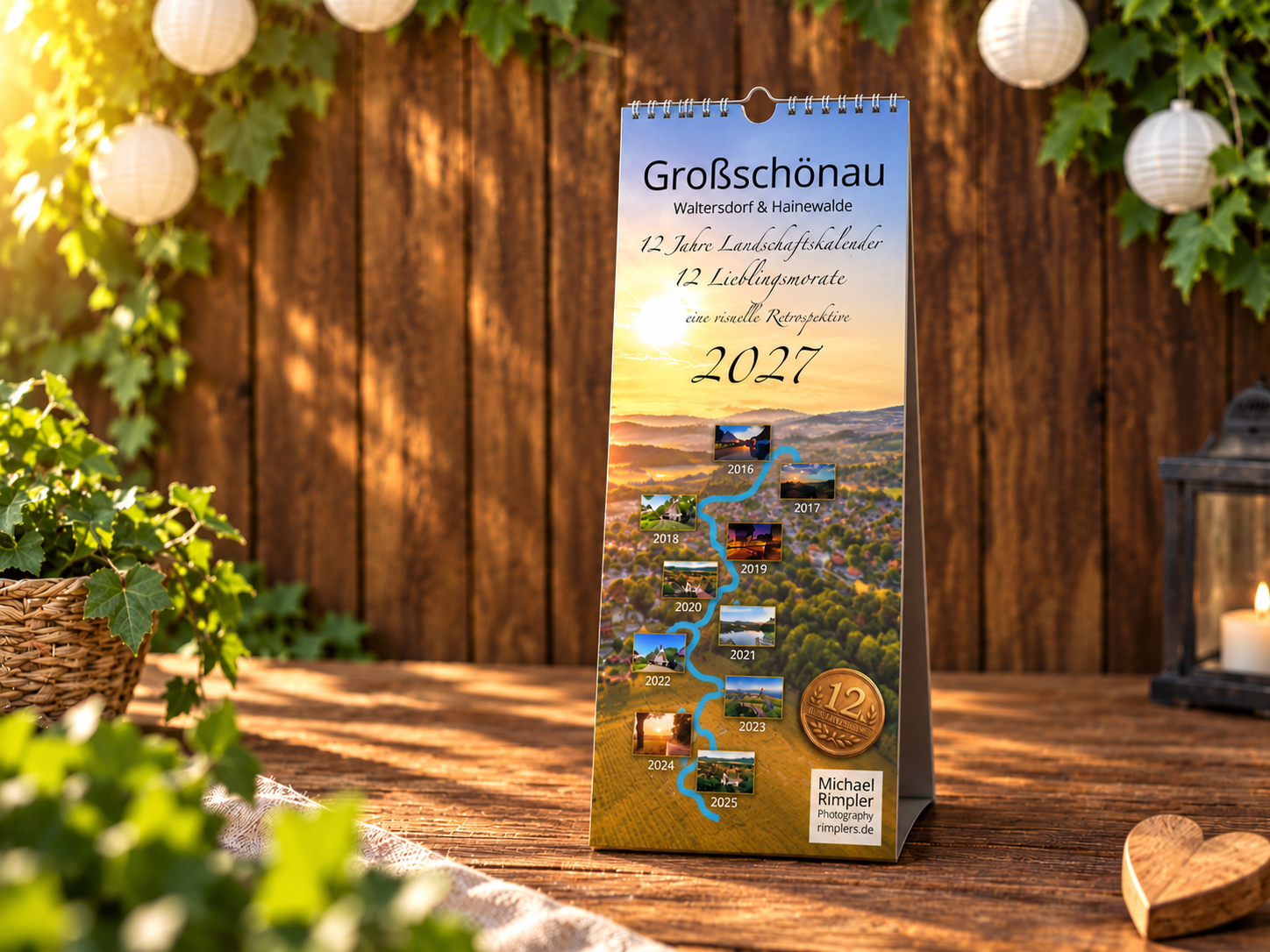 Titelbild des Familienplaners 2027 als visuelle Retrospektive mit historischen Miniatur-Motiven von 2016 bis 2025 über einer Landschaftsaufnahme aus Großschönau, Waltersdorf und Hainewalde.