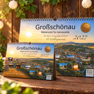 Titelbild des Fotokalenders 2027 als visuelle Retrospektive mit historischen Miniatur-Motiven von 2016 bis 2025 über einer Landschaftsaufnahme aus Großschönau, Waltersdorf und Hainewalde.