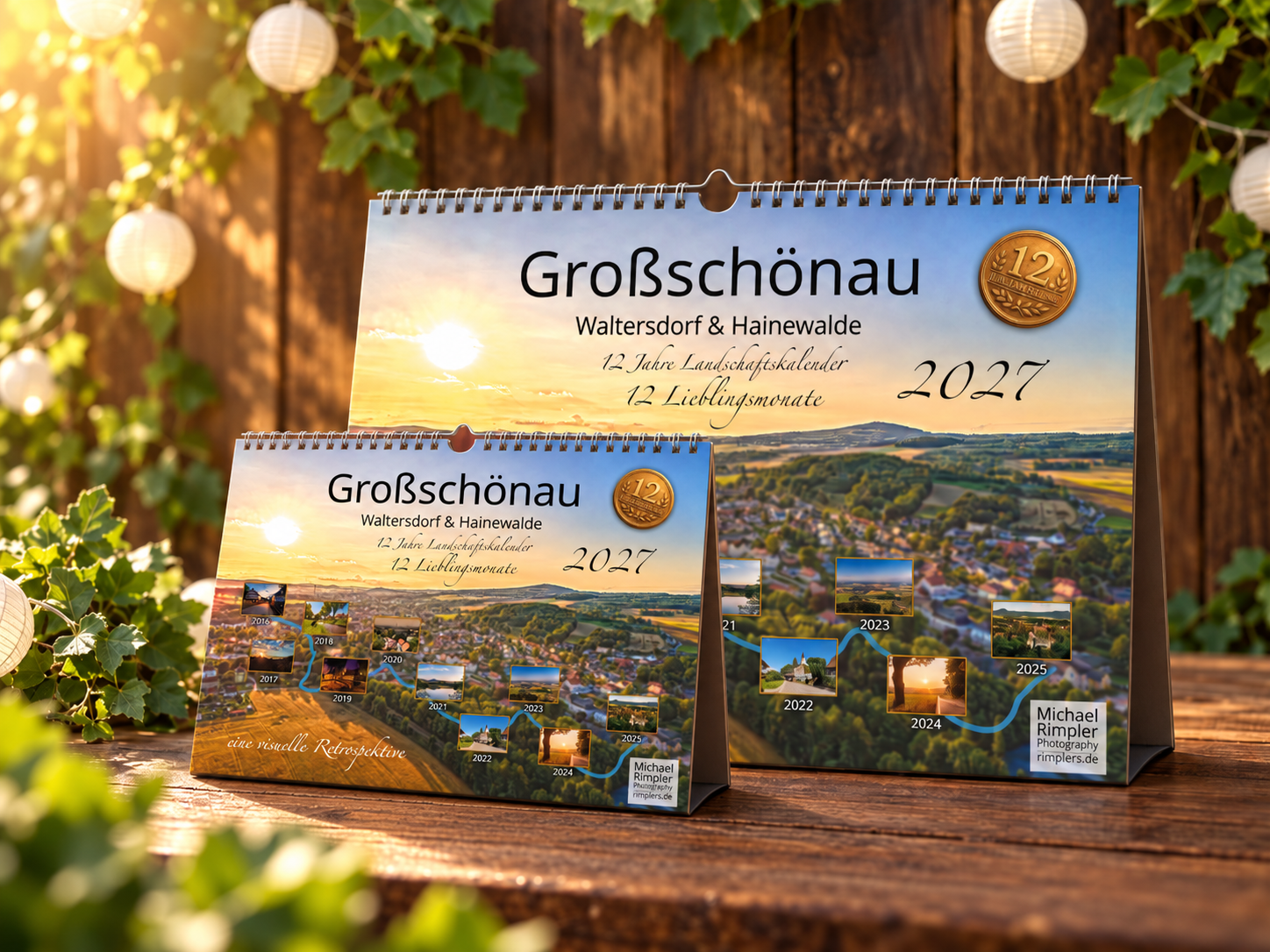 Titelbild des Fotokalenders 2027 als visuelle Retrospektive mit historischen Miniatur-Motiven von 2016 bis 2025 über einer Landschaftsaufnahme aus Großschönau, Waltersdorf und Hainewalde.